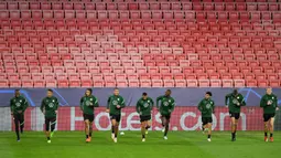 Para pemain Wolfsburg mengikuti sesi latihan di Seville, Spanyol, 22 November 2021. Wolfsburg akan menghdapi Sevilla pada pertandingan sepak bola Grup G Liga Champions. (JORGE GUERRERO/AFP)