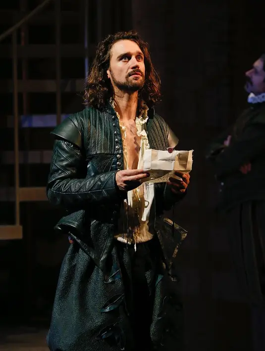 Pernah gondrong, penampilan Michael makin terlihat maskulin dengan jaket kulit [@michaelwahr]