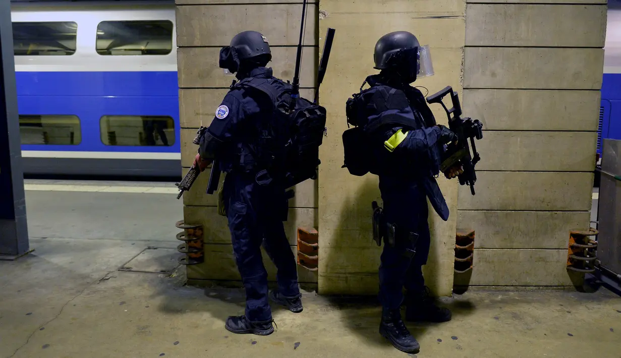 Dua pasukan militer GIGN berjaga saat menggelar latihan serangan teroris di la Gare Montparnasse, Paris (20/4). Dalam latihan tersebut Menteri Dalam Negeri Prancis Bernard Cazeneuve ikut ambil bagian. (REUTERS/MIGUEL MEDINA)