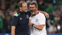Pelatih Republik Irlandia, Martin O'Neill berpelukan dengan Roy Keane usai meraih kemenangan 1-0 melawan Italia. (AFP)