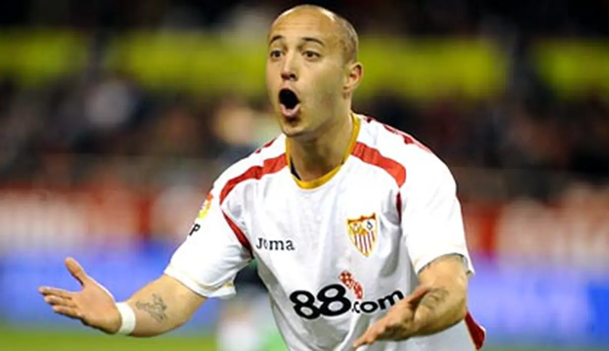 Sevilla's Javier Chevanton gestures during their Spanish league football match against Racing at Sanchez Pizjuan stadium in Seville, on January, 25 2009. AFP PHOTO/CRISTINA QUICLER