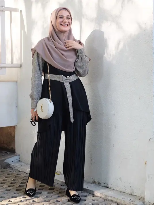 Gaya santai Shireen dengan busana berwarna hitam dan detail abu-abu ini juga bisa jadi inspirasi. Ia pun memilih menonjolkan penampilannya dengan tas bulat berwarna putih yang cukup manis. (Liputan6.com/IG/@shireensungkar)