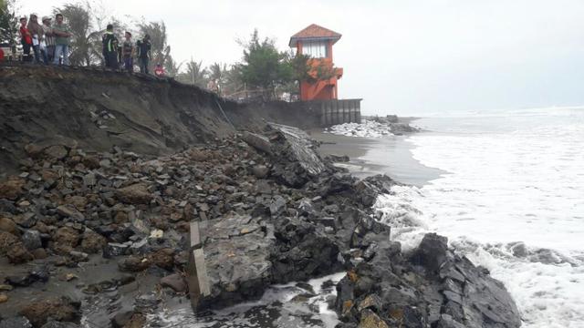 Dampak gelombang tinggi di perairan selatan Kebumen, Desember 2018. (Foto: Liputan6.com/BPBD Kebumen/Muhamad Ridlo)