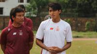 Yudha Febrian berbincang dengan asisten pelatih Persik Alfiat. Dia resmi membela Persik di BRI Liga 1 2021/2022. (Media Officer Persik)