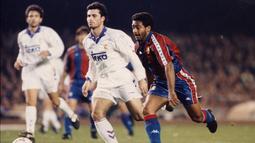 Romario bergabung dengan Barcelona tahun 1993-1995 di bawah asuhan pelatih Johan Cruyff. Romario terpilih menjadi Pemain Terbaik Dunia FIFA tahun 1995. (Youtube.com)