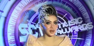 Selain menggunakan kostum Women in Black yang serba hitam di SCTV Music Awards 2016, Syahrini kembali tampil dengan kostum berbeda, yang menampilkan busana seorang ratu di dalam film Frozen.