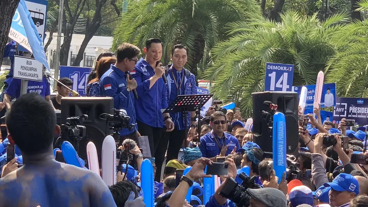 Ketua Umum Partai Demokrat Agus Harimurti Yudhoyono (AHY), Eddy Baskoro Yudhoyono dan Andi Arif di KPU