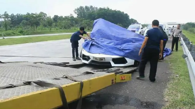 Mobil yang terlibat kecelakaan di Tol Cipali