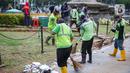 Petugas kebersihan membersihkan sampah sisa pendemo usai unjuk rasa buruh di kawasan Patung Kuda, Jakarta, Kamis (22/10/2020). Sebelumnya, buruh dari berbagai elemen berunjuk rasa menolak pengesahan Omnibus Law UU Cipta Kerja. (Liputan6.com/Faizal Fanani)