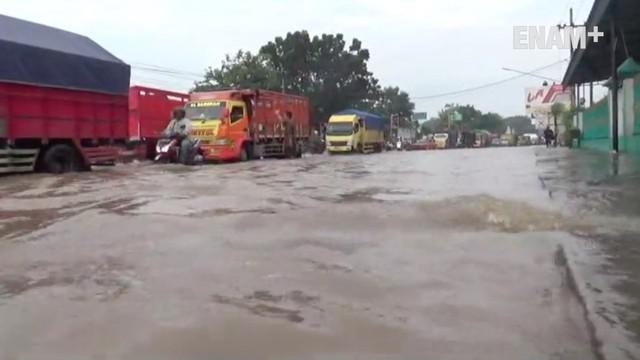 Banjir dijalur Pantura Pasuruan, Jawa Timur, mengakibatkan sejumlah kendaraan terjebak kemacetan panjang.