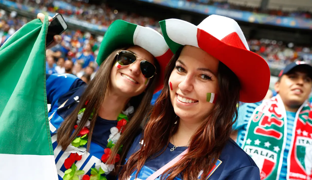 Suporter wanita pendukung Italia saat akan menyaksikan babak 16 besar Piala Eropa 2016 antara Italia vs Spanyol, Stade de France, Senin (27/6). (REUTERS/ Christian Hartmann)