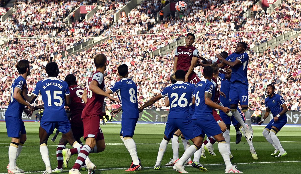 Pemain West Ham, Nayef Aguerd (atas) berusaha mencetak gol ke gawang Chelsea pada laga pekan kedua Liga Inggris 2023/2024 di London Olympic Stadium, London, Minggu (20/08/2023) malam WIB. (AFP/Justin Tallis)