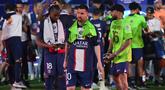 Ekspresi pemain Paris Saint-Germain, Lionel Messi, terlihat tidak begitu menikmati pesta juara yang digelar klubnya saat menjuarai Liga Prancis 2022/2023 di Parc des Princes Stadium, Minggu (4/6/2023) dini hari WIB. (AFP/Franck Fife)
