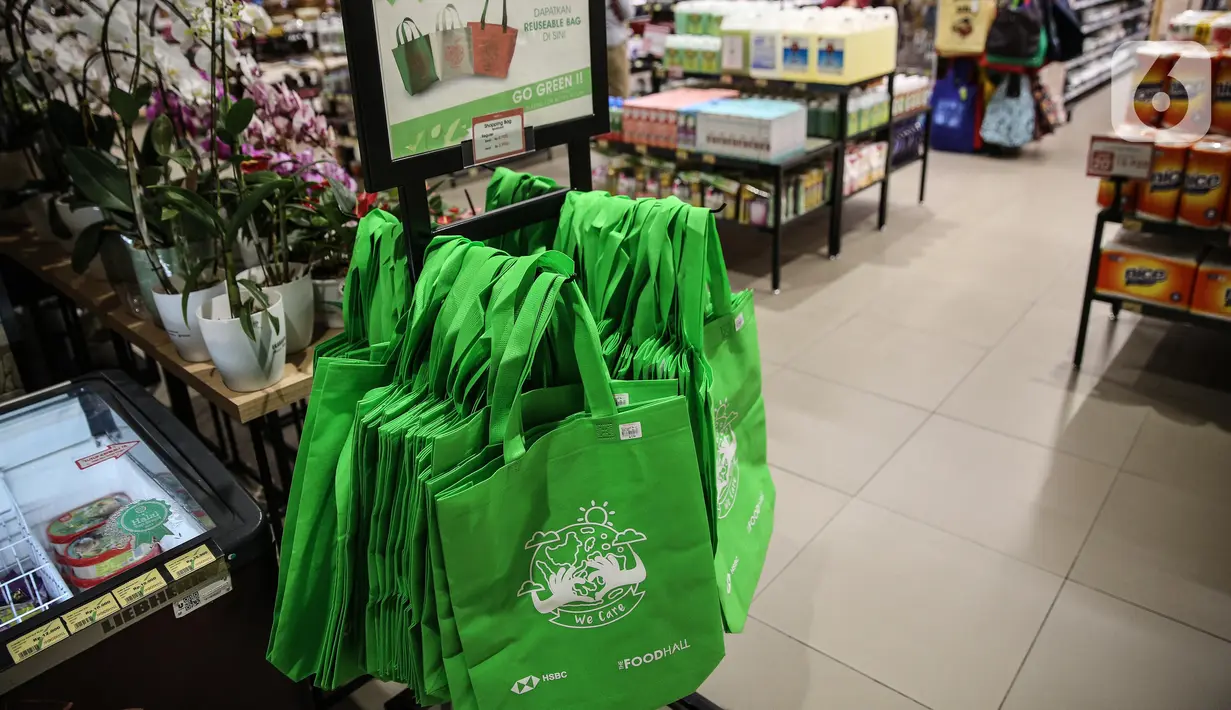 Salah satu gerai menyediakan kantong belanja ramah lingkungan untuk pengunjung Mall Grand Indonesia, Jakarta, Rabu (1/7/2020). Hari pertama larangan penggunaan kantong plastik di Jakarta, pusat perbelanjaan ini menerapkan penggunaan kantong belanja ramah lingkungan. (Liputan6.com/Faizal Fanani)