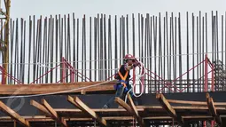 Penampakan proyek pembangunan gedung bertingkat di Jakarta, Rabu (10/6/2015). Kondisi perekonomian Indonesia pada kuartal I-2015 mengalami perlambatan dan berdampak pada pertumbuhan pasar properti. (Liputan6.com/Johan Tallo)