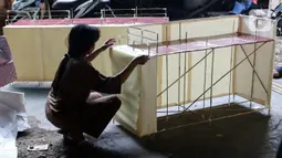 Replika barang-barang untuk keperluan sembahyang di antaranya, seperti televisi, telepon, mobil hingga rumah. (Liputan6.com/Herman Zakharia)