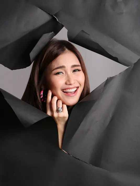 "Dari dulu saya sudah capek dibilang bersaing dengan ini dan itu. Alhamdulillah saya lurus-lurus saja," ungkap Ayu Ting Ting di kawasan Tendean, Jakarta Selatan Kamis (26/10) yang juga berharap kabar persaingan itu dihentikan. (Bambang E. Ros/Bintang.com)