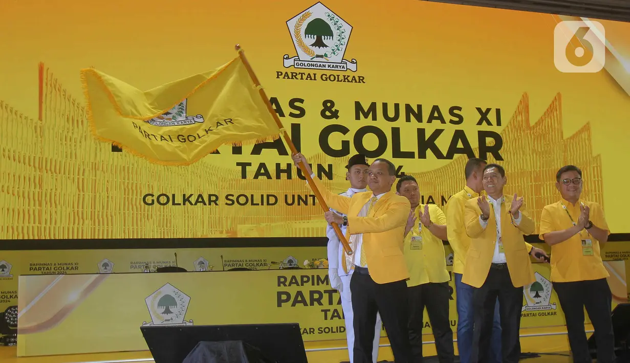 Ketua Umum Partai Golkar, Bahlil Lahadalia (kiri) mengibarkan panji Partai Golkar saat Rapat Pimpinan Nasional (Rapimnas) dan Musyawarah Nasional (Munas) XI Partai Golkar 2024 di Jakarta Convention Center, Rabu (21/8/2024). (Liputan6.com/Herman Zakharia)