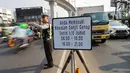 Polisi mengatur lalu lintas saat pemberlakuan perluasan sistem ganjil genap di kawasan Jalan Fatmawati Raya, Jakarta, Senin (9/9/2019). Perluasan sistem ganjil genap kendaraan bermotor mulai diberlakukan hari ini. (Liputan6.com/Faizal Fanani)