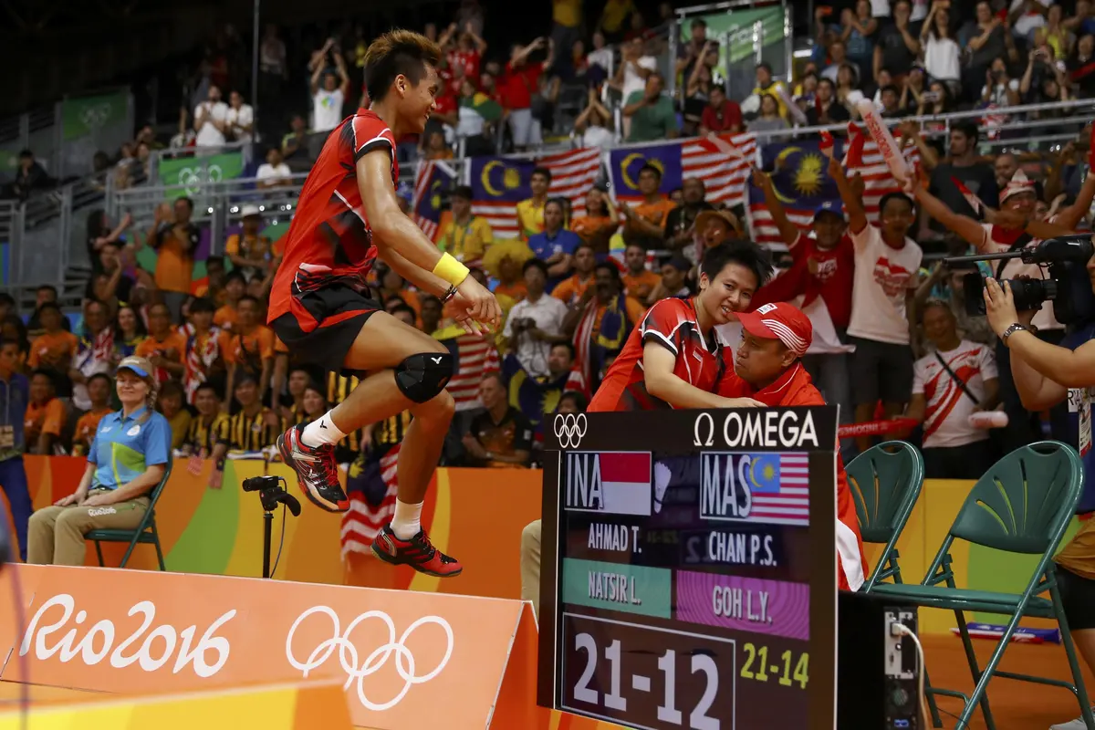 Pasangan ganda campuran Indonesia, Tontowi Ahmad/Liliyana Natsir, merayakan kemenangan atas ganda campuran Malaysia, Chan Peng Soon/Goh Liu Ying, di final cabang bulutangkis Olimpiade Rio de Janeiro 2016 (Reuters).