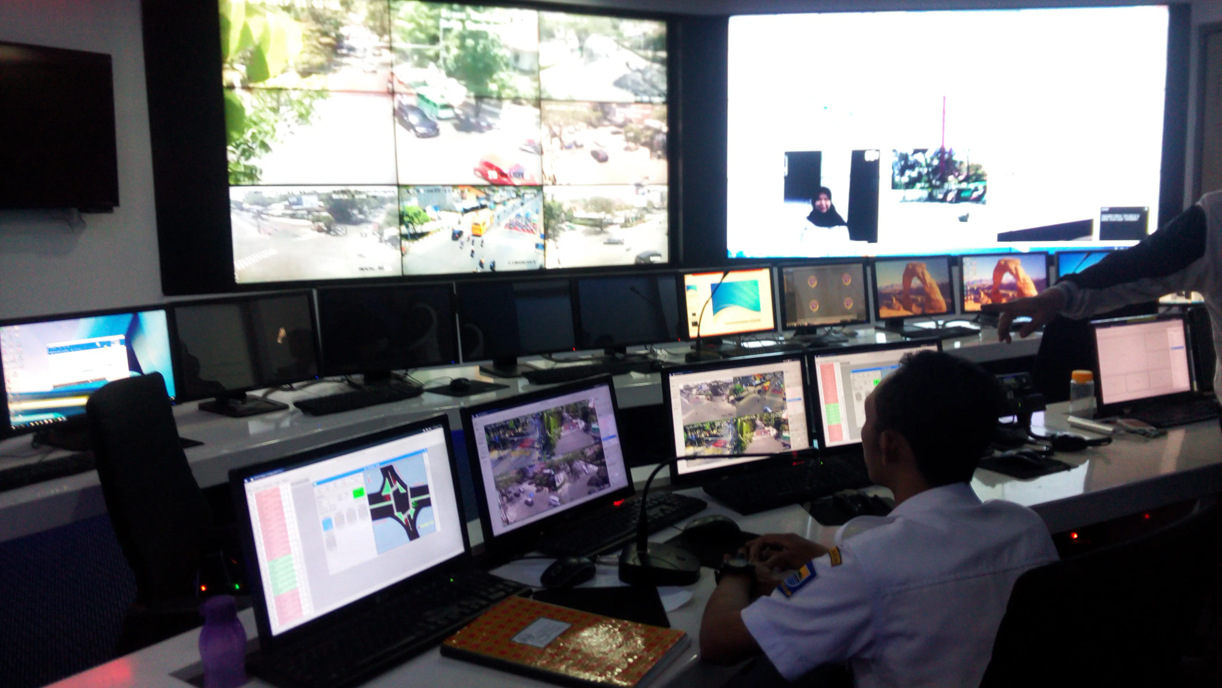 Petugas Dishub Kota Bandung di Area Traffic Control System (ATCS) yang memantau lalu lintas melalui CCTV. (Liputan6.com/Huyogo Simbolon)