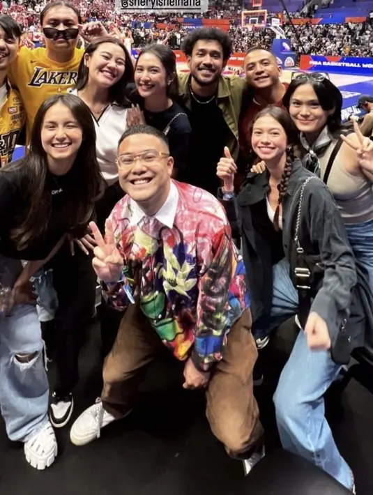 Lalu ada Aaliyah Massaid yang mengenakan atasan putih lengan pendek berkerah, dipadukan celana cargo hitamnya. [@ranggazlaksmana]