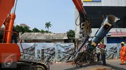 Petugas gabungan bersiap mengevakuasi tiang papan reklame yang roboh di Jalan Wolter Monginsidi, Jakarta, Jumat (1/1/2016). Akibat peristiwa ini ruas jalan yang menuju ke Blok M dan Kapten Tendean sempat dialihkan. (Liputan6.com/Helmi Fithriansyah)