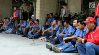 Aksi mogok Pekerja PT JICT di halaman kantor, Jakarta, Kamis (3/8). Aksi Mogok ini di mulai hari ini Kamis 3 Agustus hingga Kamis depan sehingga menyebakan total dari kerugian aksi tersebut diperkirakan sekitar Rp 200 miliar. (Liputan6.com/Johan Tallo)