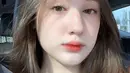 <p>Laura sendiri memiliki ciri khas mengenakan lipstik merah ombre khas Korea look yang sesuai dengan usianya, tanpa mengenakan riasan wajah lainnya. @its_lauramoane2</p>