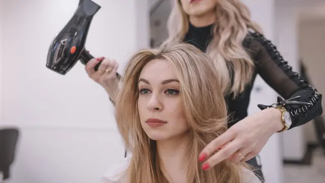 Kelihatan Sepele, Kebiasaan Ini Bisa Buat Rambutmu Rontok! [Dok/freepik.com]