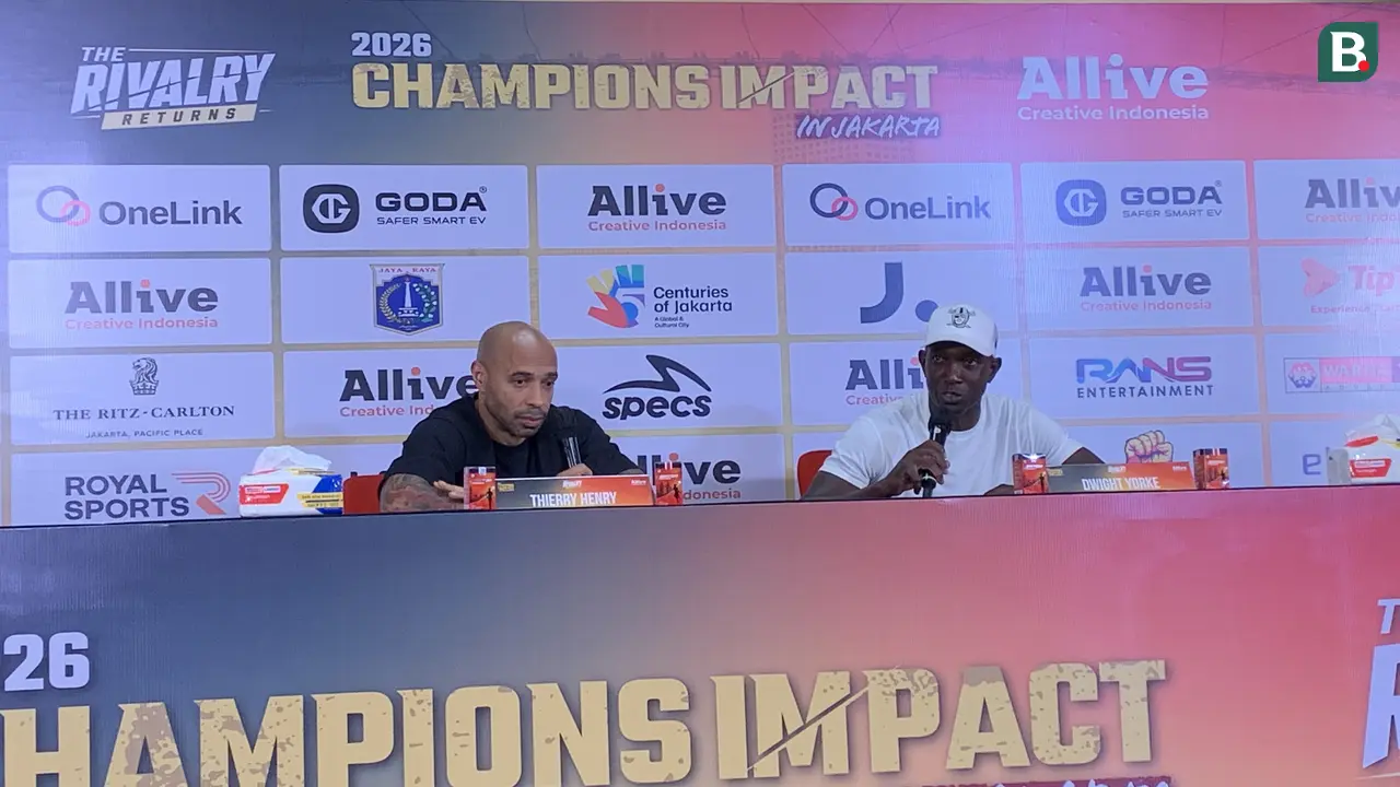 Thierry Henry (kiri) dan Dwight Yorke (kanan) dalam Konferensi Pers The Rivalry Returns di Jakarta