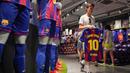 Dilaporkan, 70 ribu jersey Yamal ludes dalam sehari. Ditaksir, Barcelona raup keuntungan sampai 10 juta Euro atau setara Rp 189 miliar. (AFP/Manaure Quintero)