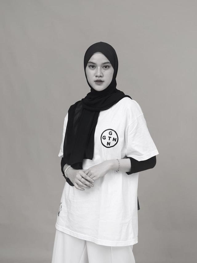 7 Pemotretan Uty Bonita Eks JKT48 dengan Berbagai Tema Ini Menawan