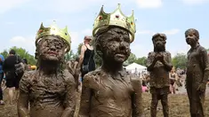 Molly Kofahl dan Charles Daviskiba berpose setelah dinobatkan sebagai Mud Day Queen dan King pada perayaan Hari Lumpur Tahunan di Westland, Michigan, AS, Selasa (10/7). Dalam Mud Day kali ini para pesertanya yang ikut adalah anak-anak.  (AP/Carlos Osorio)