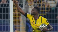 Striker Borussia Dortmund, Serhou Guirassy, merayakan gol ke gawang Barcelona pada leg kedua perempat final Liga Champions 2024/2025, di Signal Iduna Park, Kamis (16/4/2025) dini hari WIB. (AFP/Pau Barrera)