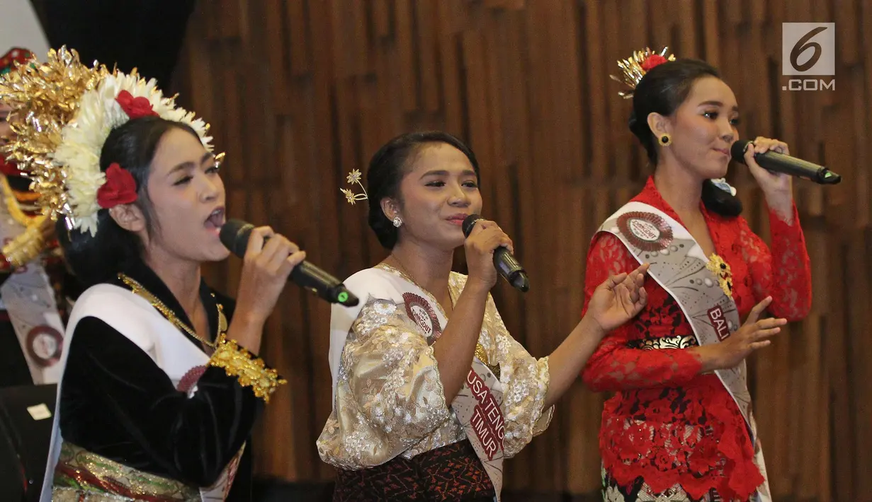 Peserta dari Bali dan Nusa Tenggara Timur membawakan lagu saat jumpa pers Liga Dangdut Indonesia, Jakarta, Jumat (12/1). Liga Dangdut Indonesia, Indosiar akan memperkenalkan ke 170 peserta perwakilan 34 provinsi. (Liputan6.com/Herman Zakharia)