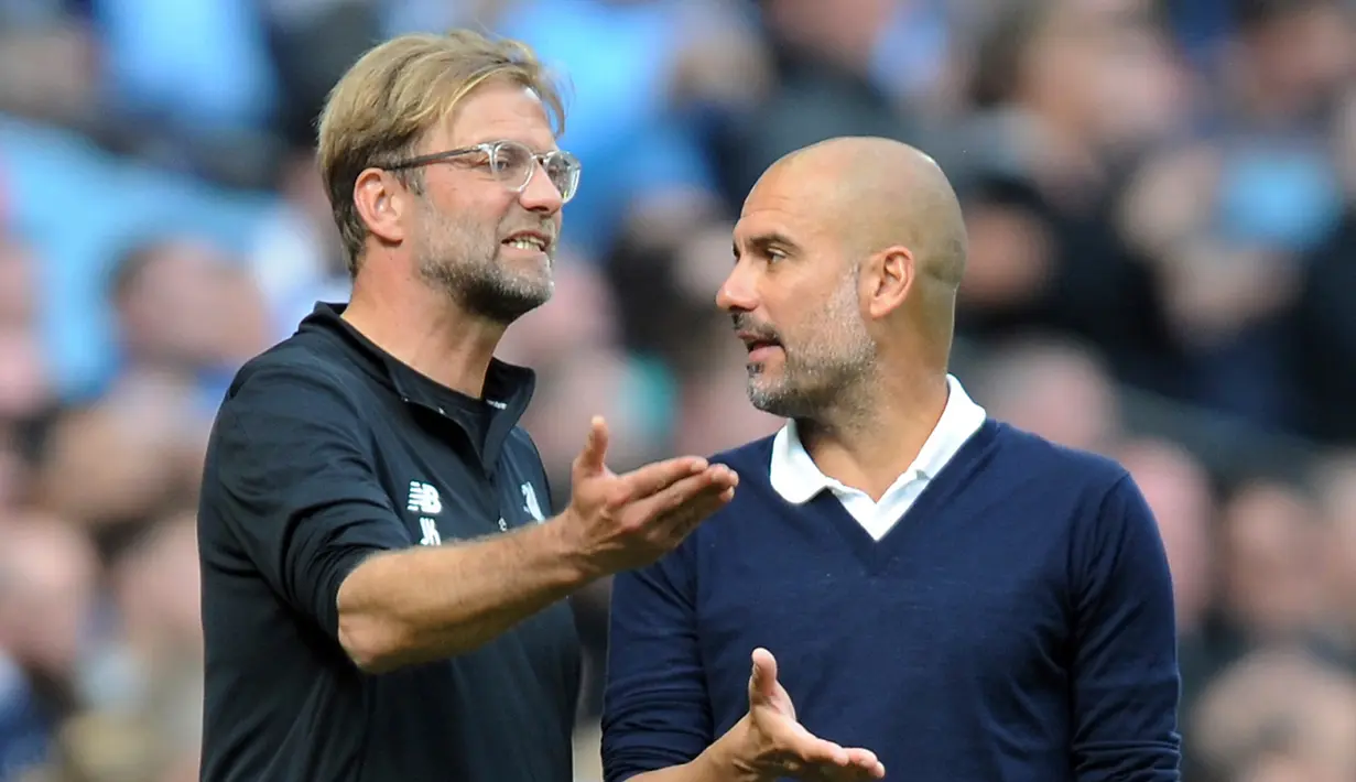 Pelatih Liverpool Juergen Klopp (kiri) dan pelatih Manchester City Pep Guardiola berdebat saat menyaksikan pertandingan Manchester City menjamu Liverpool di Stadion Etihad, Manchester (9/9). (AP Photo/Rui Vieira)