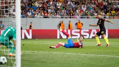 Pemain Manchester City, Sergio Aguero mencetak gol ke gawang Steaua Bucharest dalam play-off pertama Liga Champions di Arena Nationala, Selasa (16/8). Aguero mencetak hattrick di laga tersebut. (REUTERS)