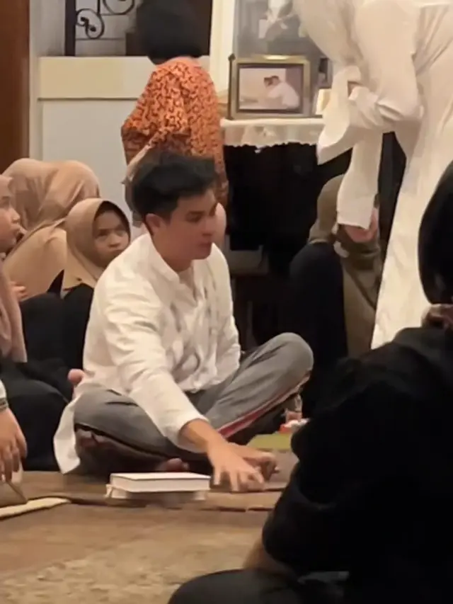 Ditemani Istri, 7 Momen Chand Kelvin Hadiri Pengajian 7 Hari Meninggalnya Ayah Baim Wong (instagram/chand_kelvin).