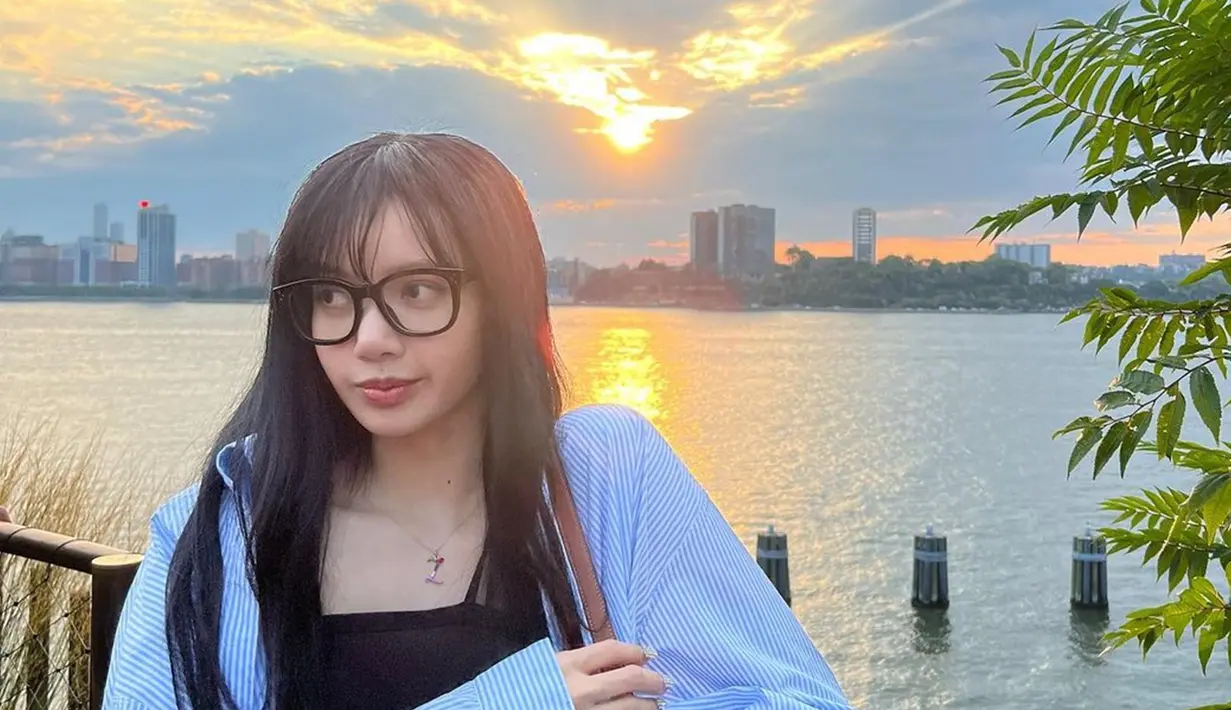 Tampil dengan kacamata frame hitam besar, Lisa Blackpink sukses curi perhatian. Melalui akun Instagram pribadinya, dirinya juga terlihat tak memakai makeup dalam balutan busana kasual. (Liputan6.com/IG/@lalalalisa_m)