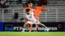 Pemain Timnas Indonesia U-22, Hokyy Caraka (kiri) berebut bola dangen pemain India dalam laga uji coba melawan di Stadion Madya, Senayan, Jakarta, Minggu (13/10/2025). (Bola.com/Bagaskara Lazuardi)