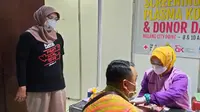 Dokter Ariani di antara relawan dan pendonor di sebuah kegiatan donor plasma konvalesen pada 8 April 2021 di Malang (Liputan6.com/Zainul Arifin)
