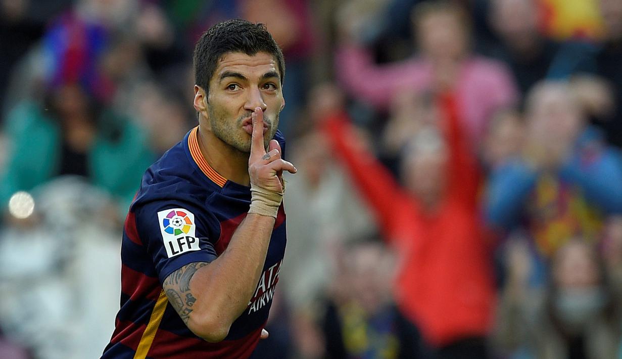 Ekspresi Luis Suarez setelah mencetak gol ke gawang Real Sociedad, Geronimo Rulli, dalam lanjutan La Liga Spanyol di Stadion Camp Nou, Barcelona, Sabtu (28/11/2015). (AFP/Lluis Gene)
