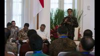 Presiden Joko Widodo (kanan) memberi pengarahan pada rapat koordinasi dengan para bupati dari wilayah Sumatera di Istana Bogor, Kamis (22/1). Rakor merupakan tindak lanjut Musrenbangnas RPJMN 2015–2019 pada 18 Desember 2014. (ANTARA FOTO/Widodo S. Jusuf)