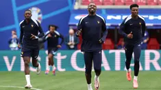 Pemain Prancis #11 Ousmane Dembele, #15 Marcus Thuram, dan #08 Aurelien Tchouameni mengambil bagian dalam sesi latihan MD-1 sehari sebelum pertandingan  Grup D Euro 2024 di Stadion Leipzig, Kamis (20/6/2024). (FRANCK FIFE / AFP)