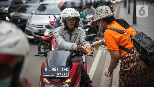 Aksi Semprotkan Hand Sanitizer ke Pengguna Jalan
