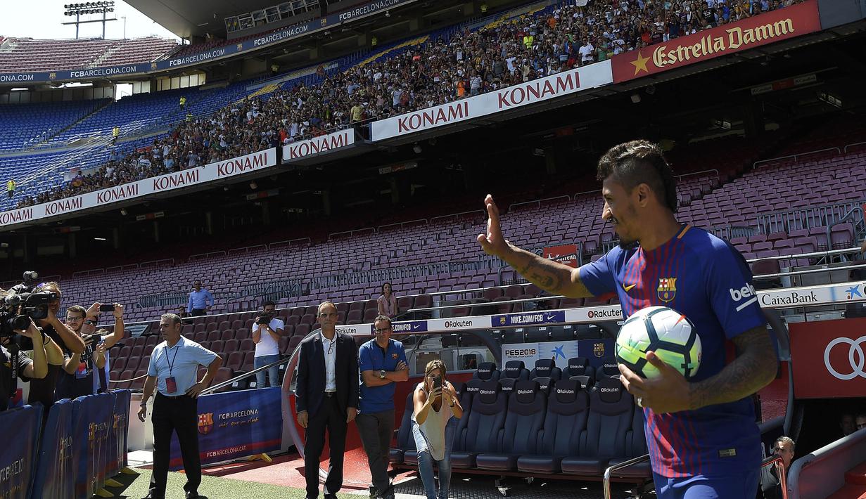 Gelandang baru Barcelona, Paulinho, saat tiba untuk diperkenalkan di Stadion Camp Nou, Kamis (17/7/2017). Pria asal Brasil ini resmi berseragam Barcelona setelah ditebus dari Guangzhou Evergrande. (AFP/Lluis Gene)