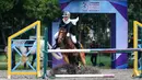 Selebritas Indonesia, Zaskia Sungkar berusaha mengendalikan kudanya saat berkompetisi dalam cabang olahraga berkuda nomor show jumping Turnamen Olahraga Selebriti Indonesia (TOSI) Season 3 yang berlangsung di Arthayasa Stable, Depok, Jawa Barat, Jumat (01/11/2024). (Bola.com/Bagaskara Lazuardi)