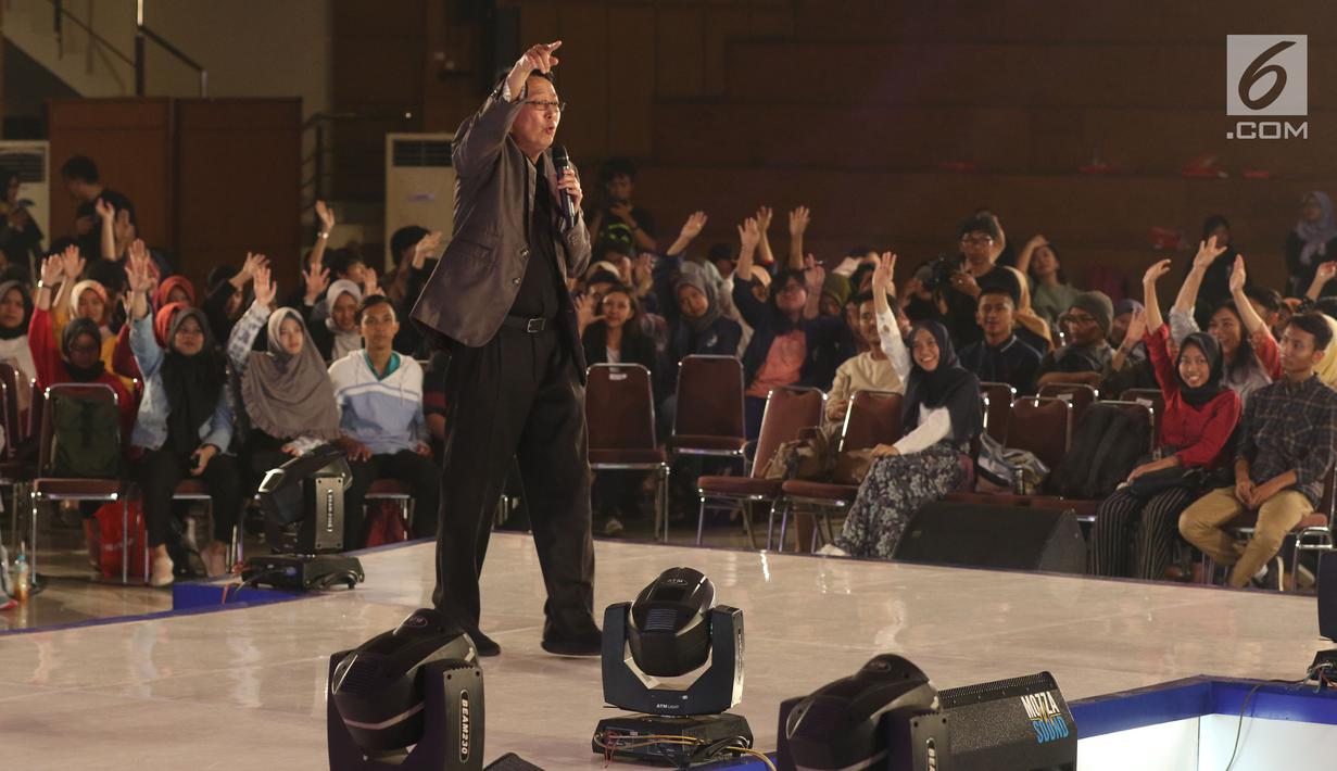 Motivator, Tung Desem Waringin berinteraksi dengan peserta EGTC 2018 Bandung di Graha Sanusi Hardjadinata, Universitas Padjajdaran, Bandung, Kamis (6/12). Tung Desem Waringin memberi motivasi percaya diri. (Liputan6.com/Helmi Fithriansyah)