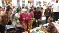 Ibu Negara Iriana Joko Widodo membuka pameran UMKM Karya Kreatif Indonesia 2018 di Jakarta Convention Centre (JCC), Jakarta, Jumat (20/7/2018)